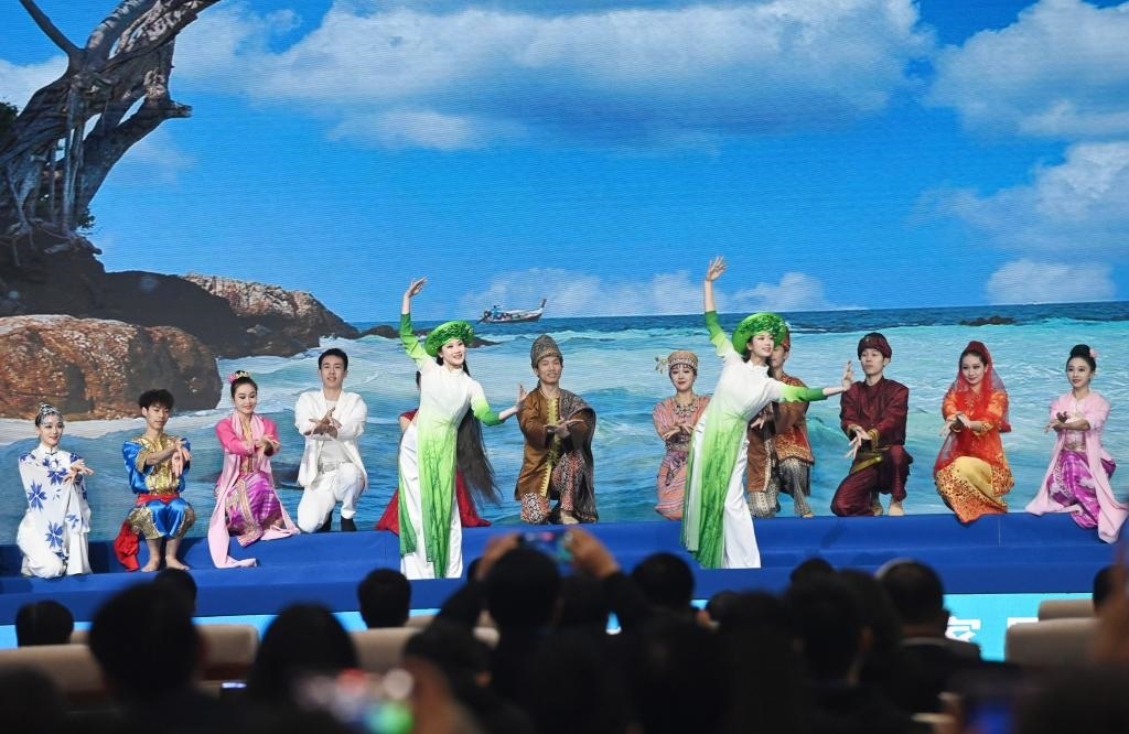 這是1月16日，在南寧國(guó)際會(huì)展中心，演員在“世界市長(zhǎng)對(duì)話·南寧”活動(dòng)間隙表演節(jié)目。新華社記者 陸波岸 攝