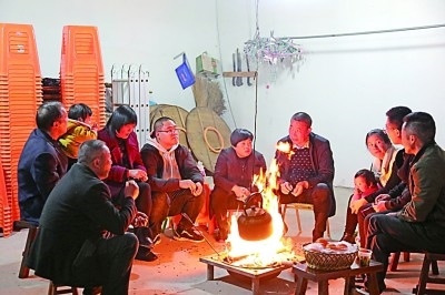 為討論蜜梨產(chǎn)業(yè)發(fā)展事宜，鸕鳥(niǎo)鎮(zhèn)開(kāi)展“圍爐夜話(huà)”。資料圖片