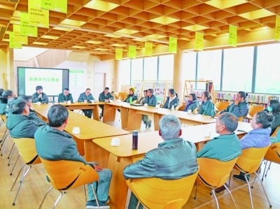 各種形式的民主協(xié)商議事會(huì)在余杭區(qū)落地生花。圖為黃湖鎮(zhèn)就共富工坊工作召開(kāi)未來(lái)鄉(xiāng)村議事會(huì)。資料圖片