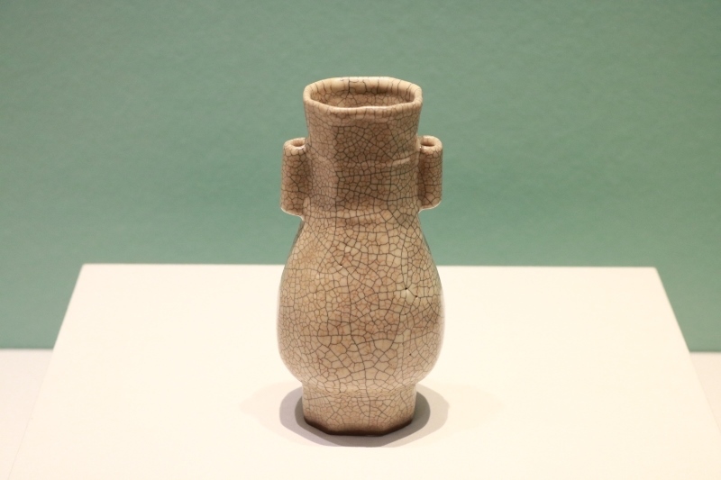 圖為故宮博物院藏宋代哥窯米黃釉貫耳瓶。