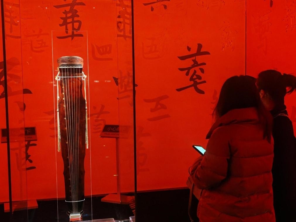 近日，在浙江省博物館之江館區(qū)，故宮博物館收藏的唐“大圣遺音”琴在“‘故宮·茶世界’觀茶——茶文化精品展”展出。新華社記者 馮源 攝