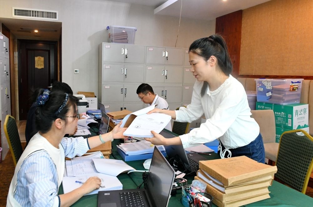 福州市委巡察機(jī)構(gòu)對全市法院系統(tǒng)開展提級聯(lián)動(dòng)交叉巡察。在永泰縣駐地，巡察組工作人員查看財(cái)務(wù)憑證（2024年5月21日攝）。新華社記者 林善傳 攝