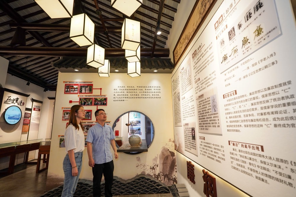 參觀者在蘇州市吳江區(qū)平望鎮(zhèn)廉潔教育基地鶯湖廉園內(nèi)參觀（2024年7月4日攝）。新華社記者 李博 攝