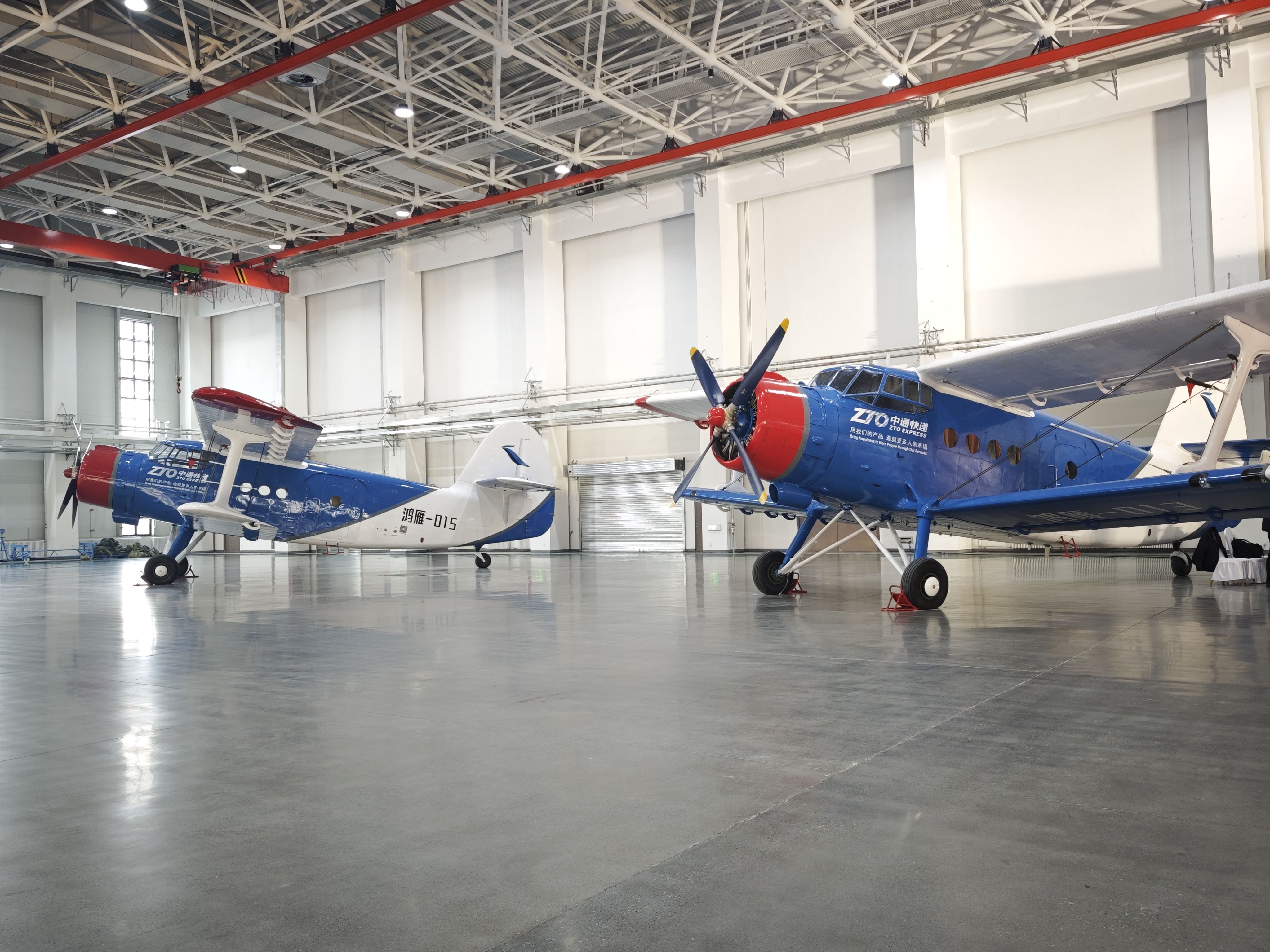 1月20日，停放在交付現(xiàn)場的大型無人機(jī)鴻雁（HY100）。新華社記者 茍立鋒 攝