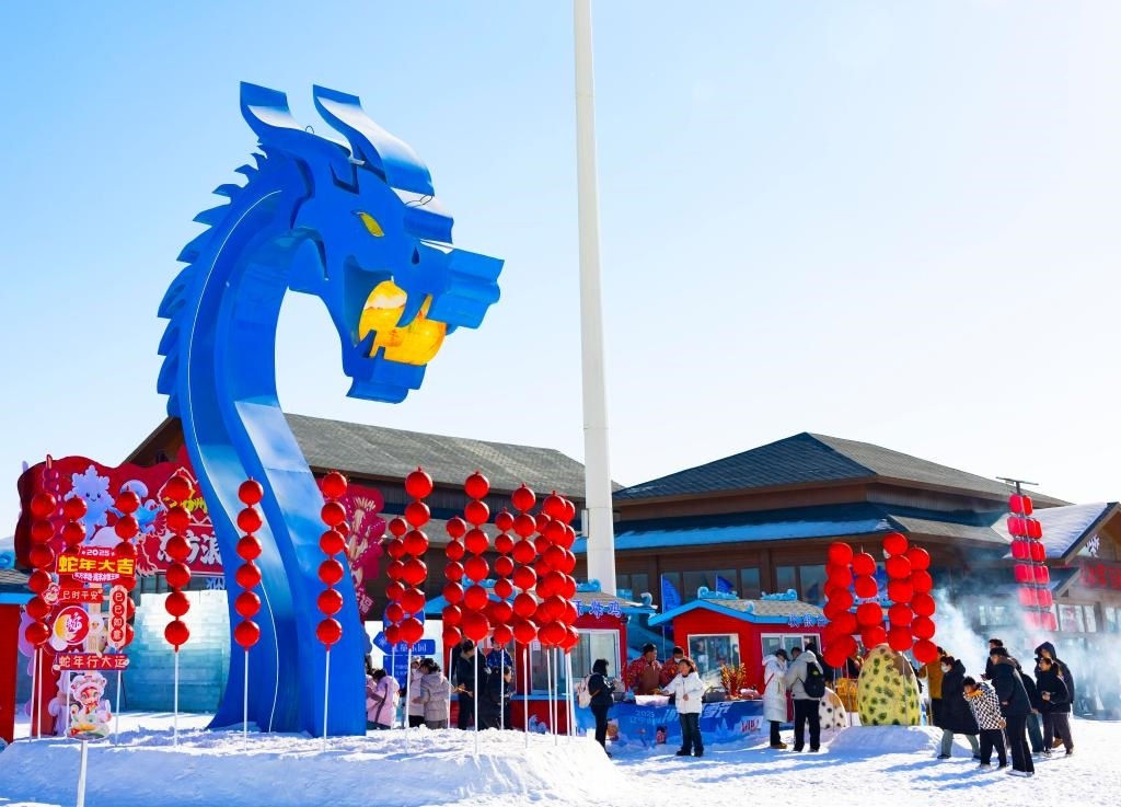 2025年1月，游客在遼寧錦州東方華地城海洋冰雪王國(guó)內(nèi)游覽。新華社發(fā)