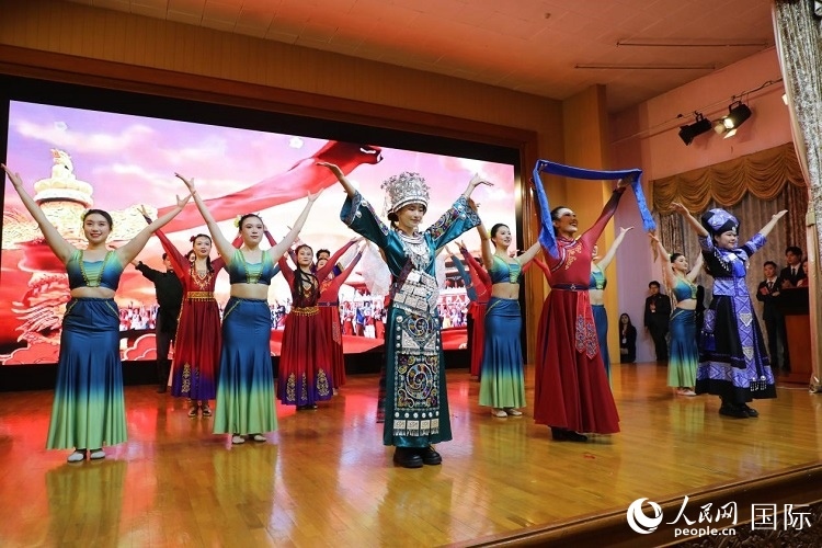 留俄學(xué)生進(jìn)行民族舞表演。人民網(wǎng)記者 隋鑫攝