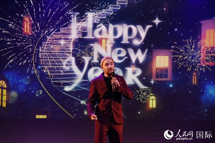 瑞典籍歌手天木演唱歌曲《Happy New Year》。人民網(wǎng)記者 殷淼攝