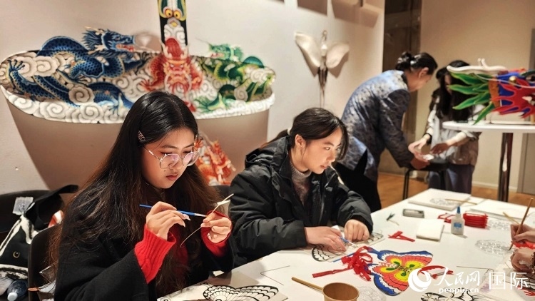 體驗(yàn)非遺文化“制作小風(fēng)箏”。人民網(wǎng)記者 殷淼攝