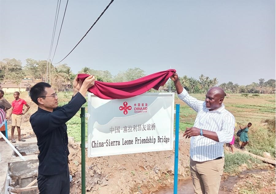 中國駐塞拉利昂大使王擎（左）和博城市市長穆薩（右）為中國—塞拉利昂友誼橋揭牌。中國援塞農(nóng)業(yè)專家組供圖
