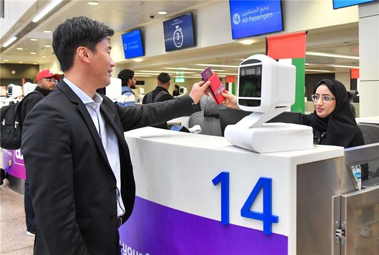 1月22日，迪拜免稅店聯(lián)合迪拜移民局向入境中國旅客贈送新年賀禮。迪拜移民局供圖