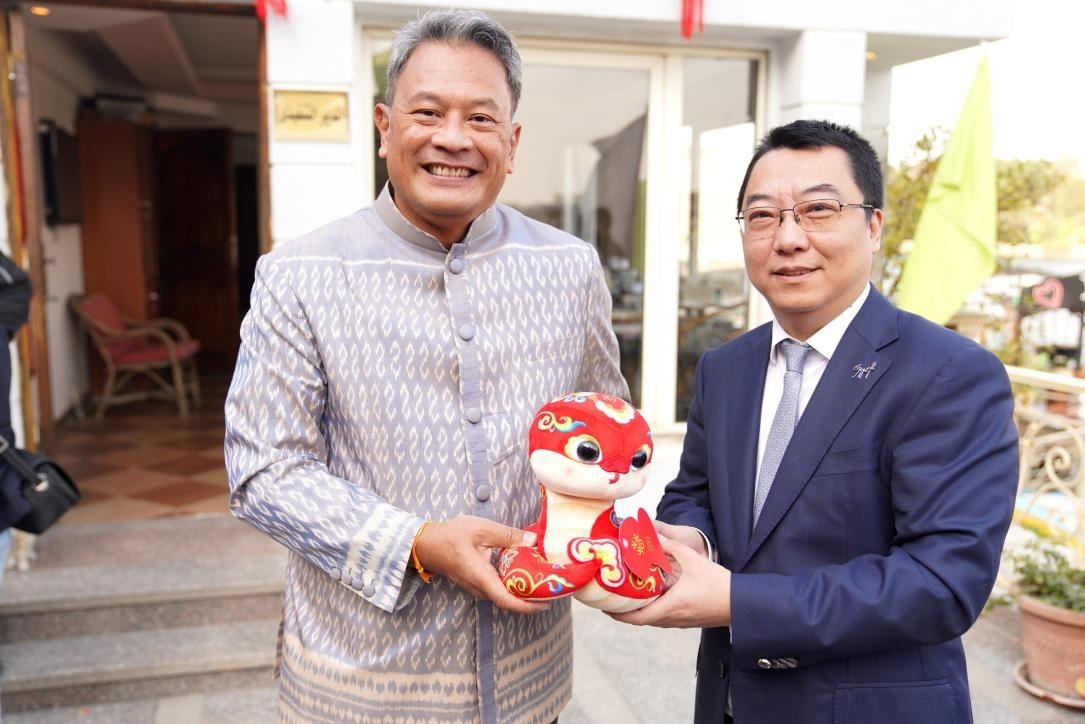 中國(guó)駐埃及使館參贊兼開羅中國(guó)文化中心主任張易向塔納瓦大使贈(zèng)送2025“歡樂春節(jié)”吉祥蛇。開羅中國(guó)文化中心供圖