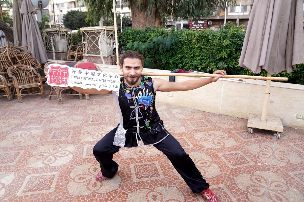 埃及民眾參與中國(guó)文化體驗(yàn)活動(dòng)。開羅中國(guó)文化中心供圖