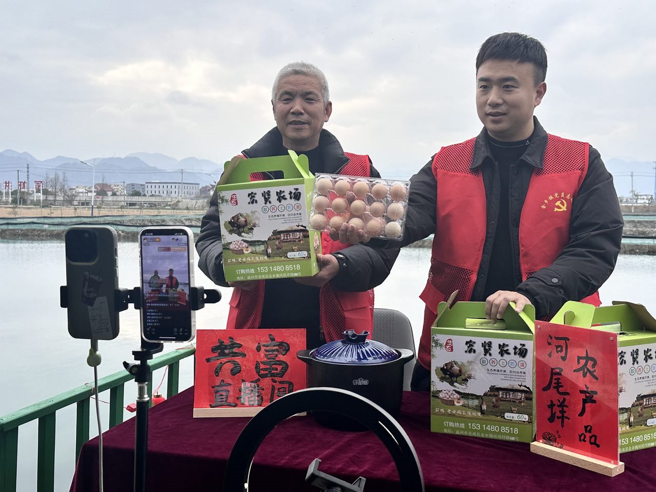 在蒼南金鄉(xiāng)鎮(zhèn)，永興、半浹連、河尾垟?shù)犬斈晔転牡呐R近村落，正連片建設美麗江南水鄉(xiāng)新景。圖為河尾垟村設在河邊的“共富直播間”。金鄉(xiāng)鎮(zhèn) 供圖