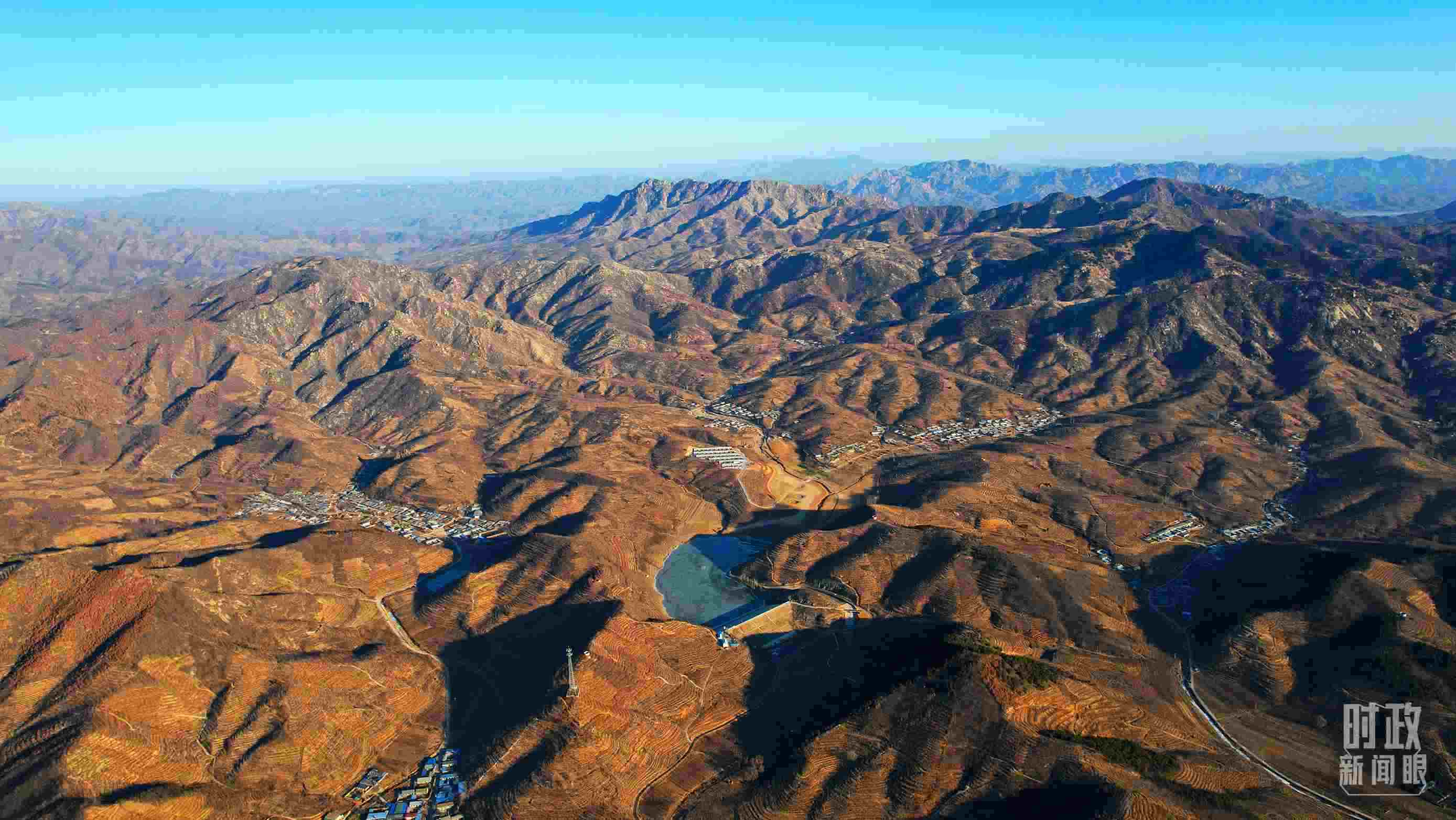 俯瞰祝家溝村。（總臺央視記者范凱拍攝）