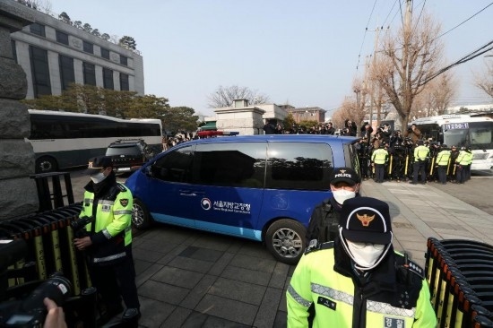  1月21日，尹錫悅乘坐的車輛進入韓國首爾的憲法法院。新華社記者姚琪琳攝