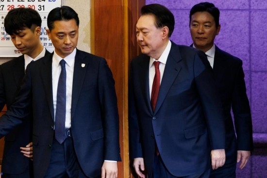  1月23日，尹錫悅（右二）在韓國首爾憲法法院出席總統(tǒng)彈劾案庭審。新華社發(fā)（Pool圖片，曹城凖攝）