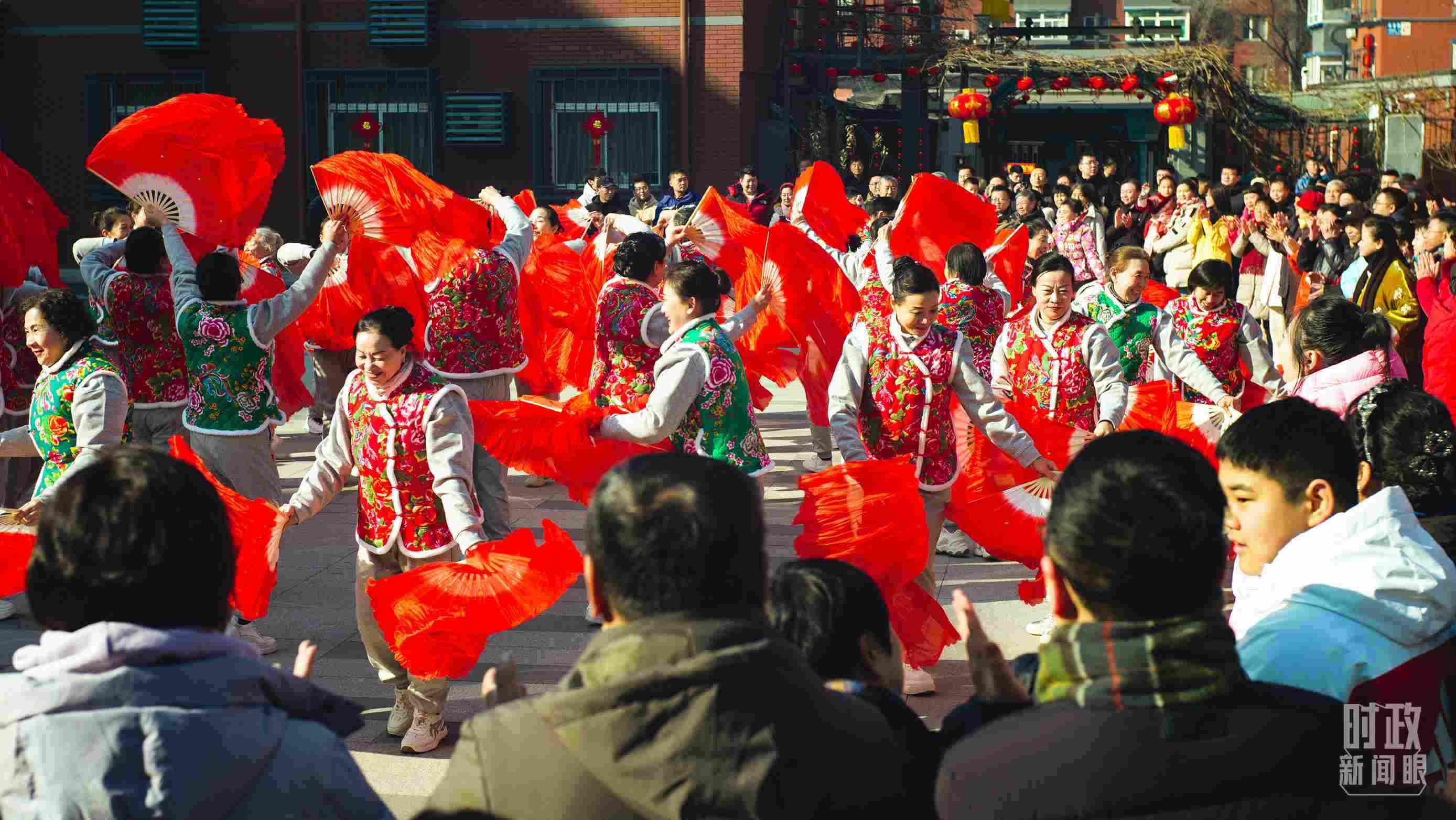 長安小區(qū)文化廣場上，居民們扭起歡快的秧歌。（總臺央視記者彭漢明拍攝）