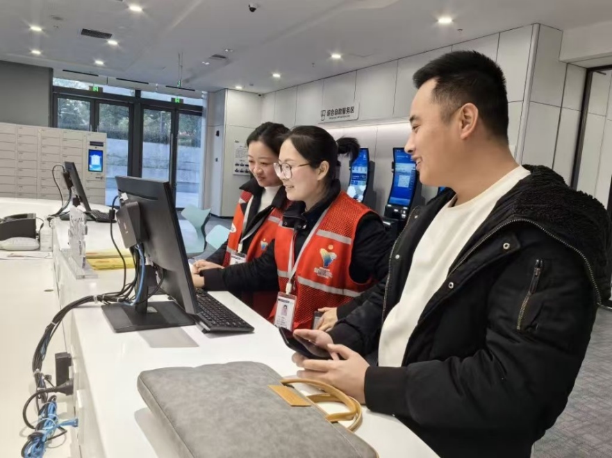 工作人員幫助企業(yè)辦理遷移申請(qǐng)網(wǎng)上填報(bào)。圖片來源：浙江衢州市市場監(jiān)督管理局