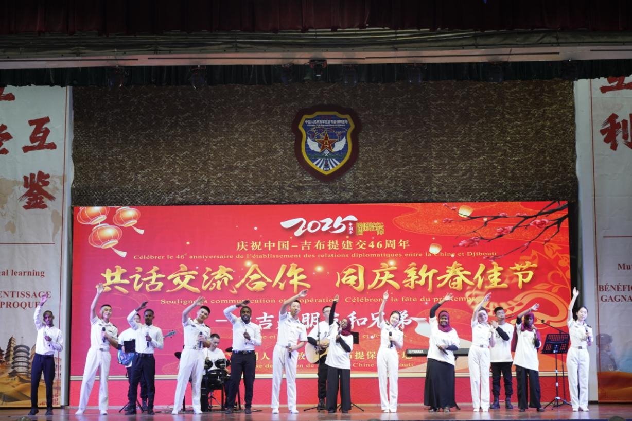 中吉兩國(guó)嘉賓合唱《友誼地久天長(zhǎng)》。主辦方供圖