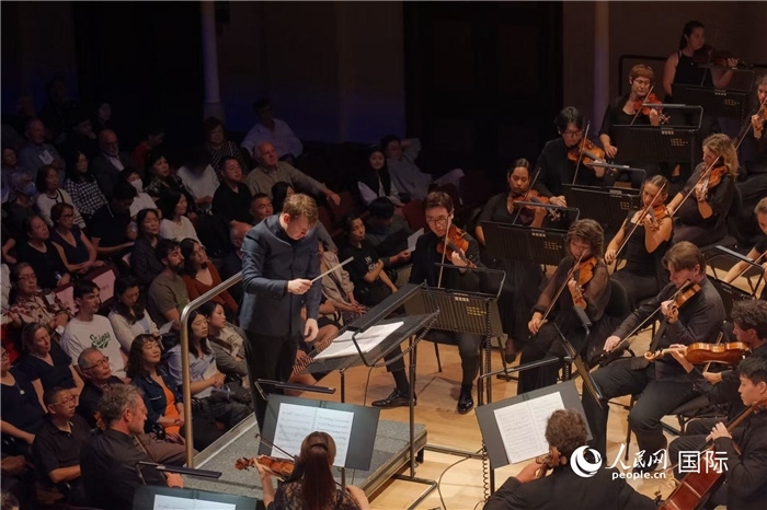 奧克蘭市政廳《空?！方豁懬莩霈F(xiàn)場(chǎng)。張波若攝