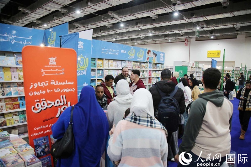 觀眾參觀書(shū)展展臺(tái)。人民網(wǎng)記者 黃培昭攝