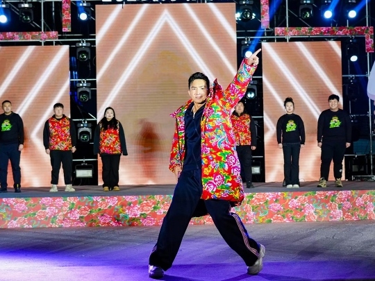 健身教練劉畊宏耐心帶領(lǐng)現(xiàn)場(chǎng)以及線上的朋友們進(jìn)行熱身。人民網(wǎng)記者 許維娜攝