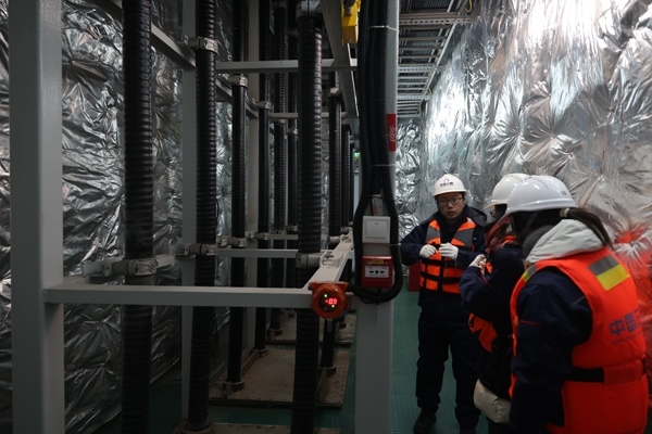 運(yùn)維人員在風(fēng)電場(chǎng)海上升壓站上進(jìn)行巡視檢查。受訪者供圖