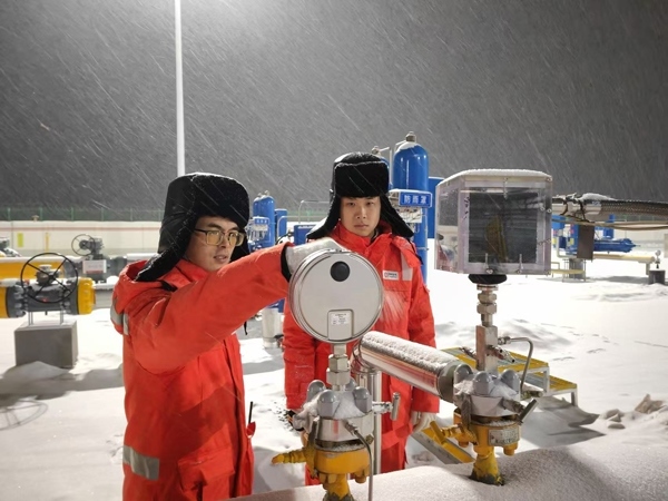 黑河作業(yè)區(qū)員工夜間對(duì)天然氣管道進(jìn)行巡檢。受訪者供圖