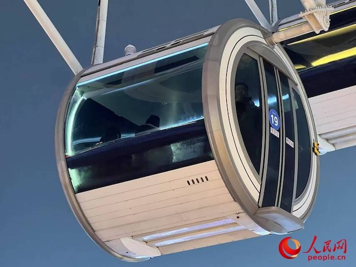 安裝了四要素微型氣象站的摩天輪轎廂。人民網(wǎng) 高清揚(yáng)攝