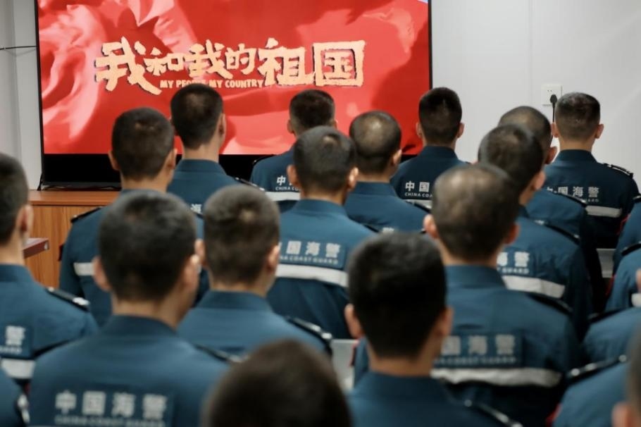 1月25日，中國海警海鷗艦組織艦上執(zhí)法員觀看紅色電影。