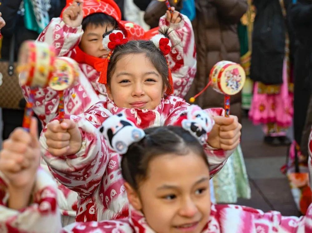 △新疆大巴扎社火迎新春，孩子們?cè)诂F(xiàn)場(chǎng)表演。