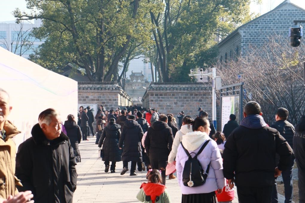 1月29日，游客在安徽省桐城市的六尺巷游覽。新華社記者 許諾 攝