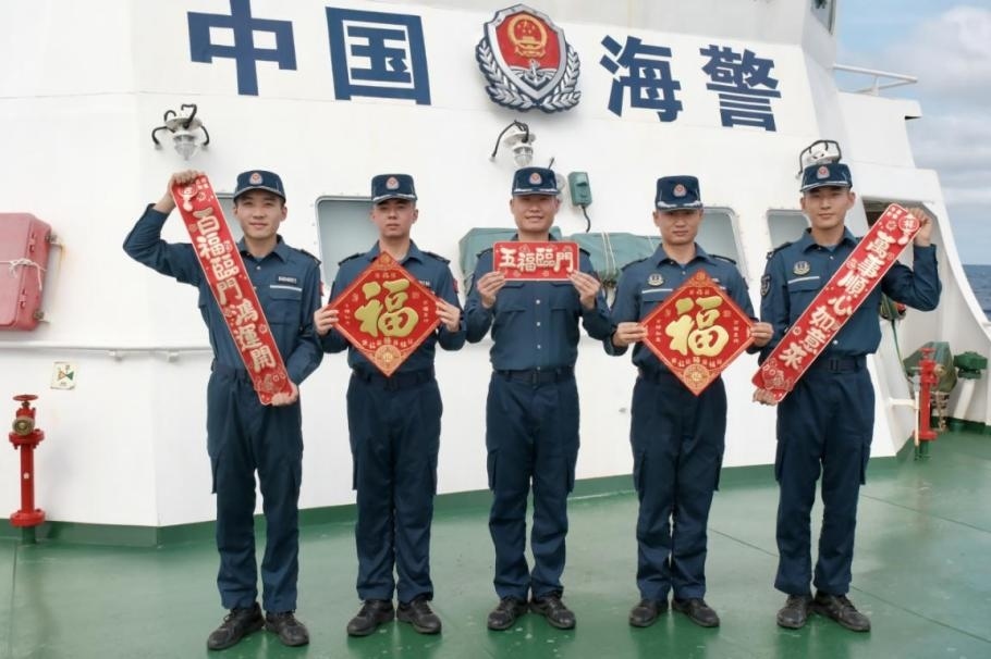 1月27日，中國海警海鷗艦執(zhí)法員們展示春聯(lián)福字，慶祝農(nóng)歷春節(jié)。