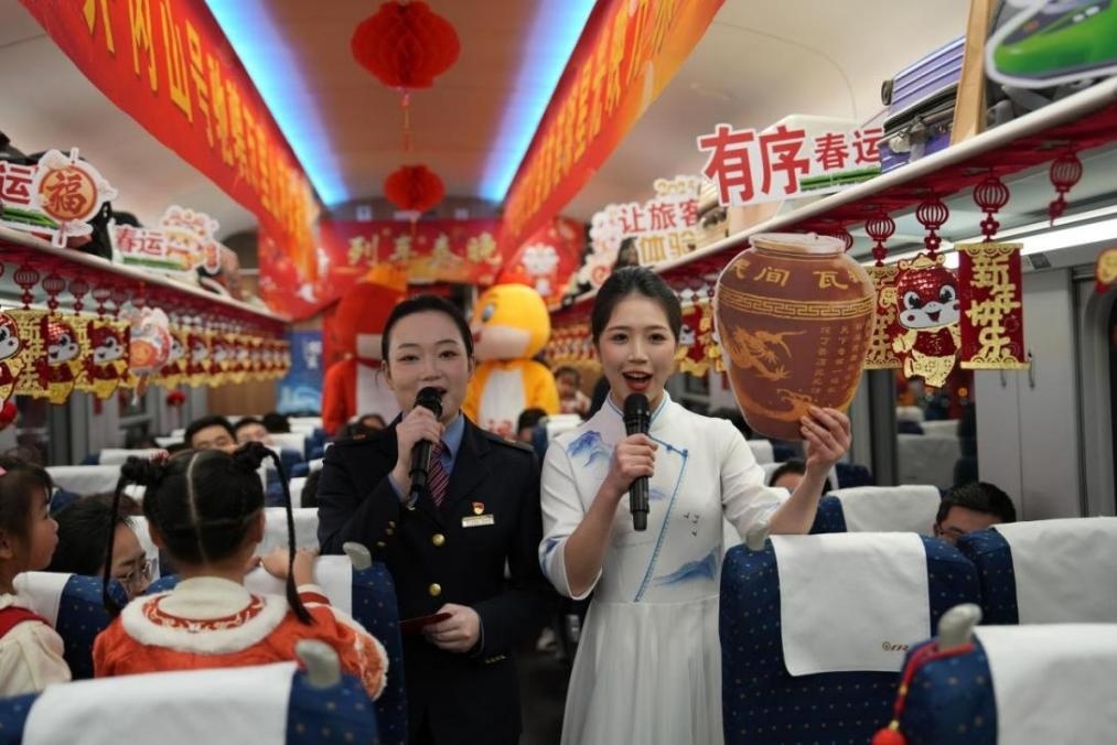 列車乘務(wù)員向旅客介紹江西美食——瓦罐湯。人民網(wǎng) 歐陽易佳攝