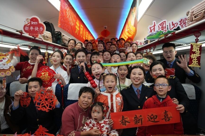 全體演職人員與旅客大合影。人民網(wǎng) 歐陽易佳攝