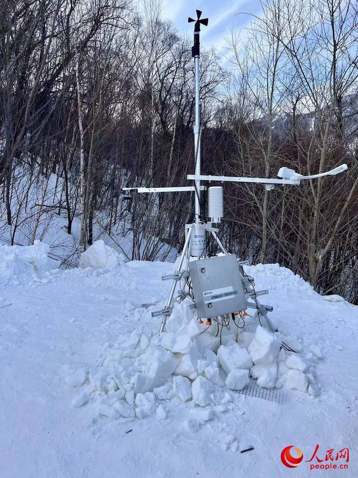 設(shè)置在賽道附近的便攜式自動(dòng)氣象站。人民網(wǎng) 高清揚(yáng)攝