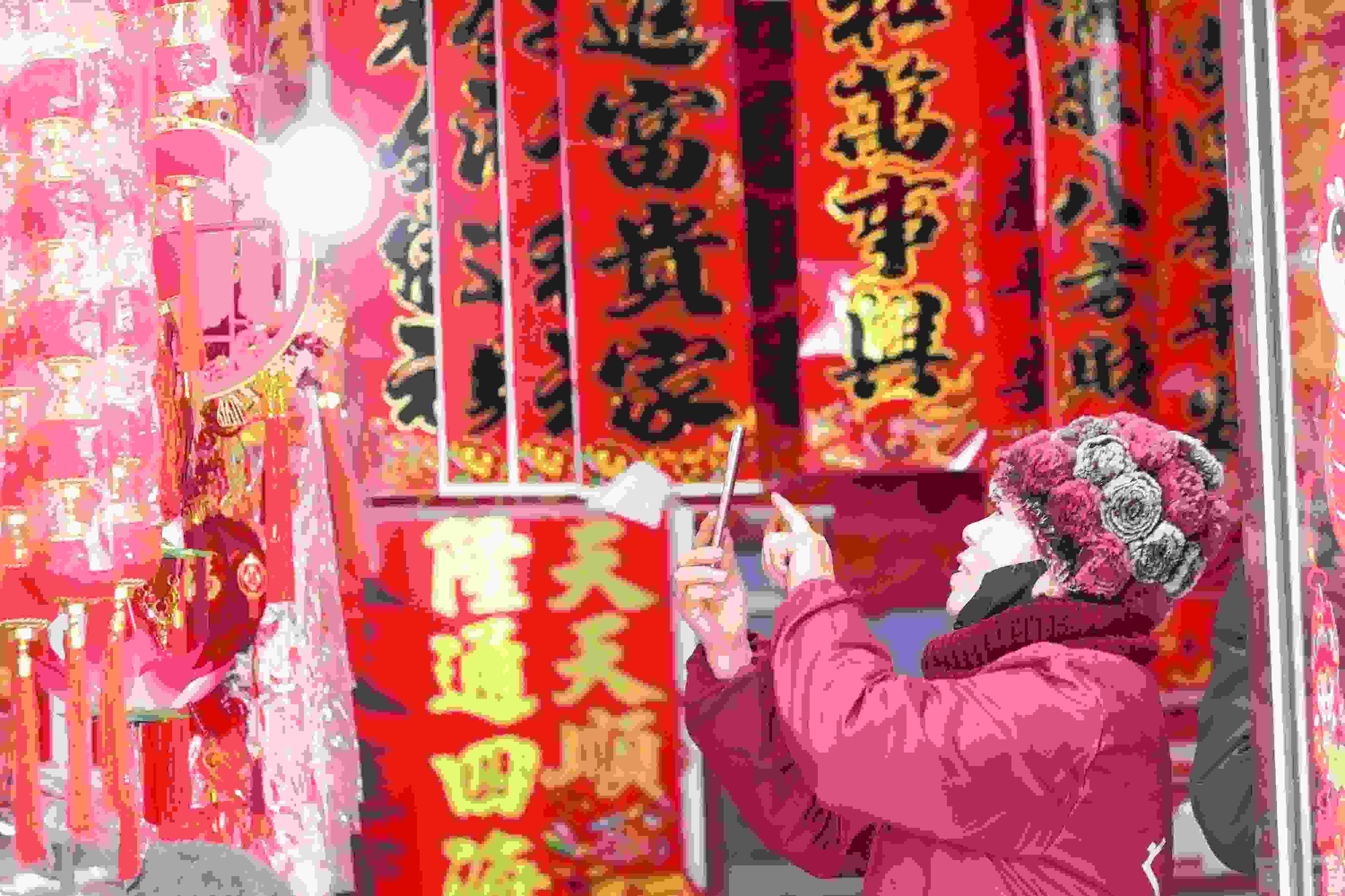 2025年1月5日，在山東省高密市夏莊鎮(zhèn)東李家村，商戶通過手機(jī)在網(wǎng)上推銷新春飾品。