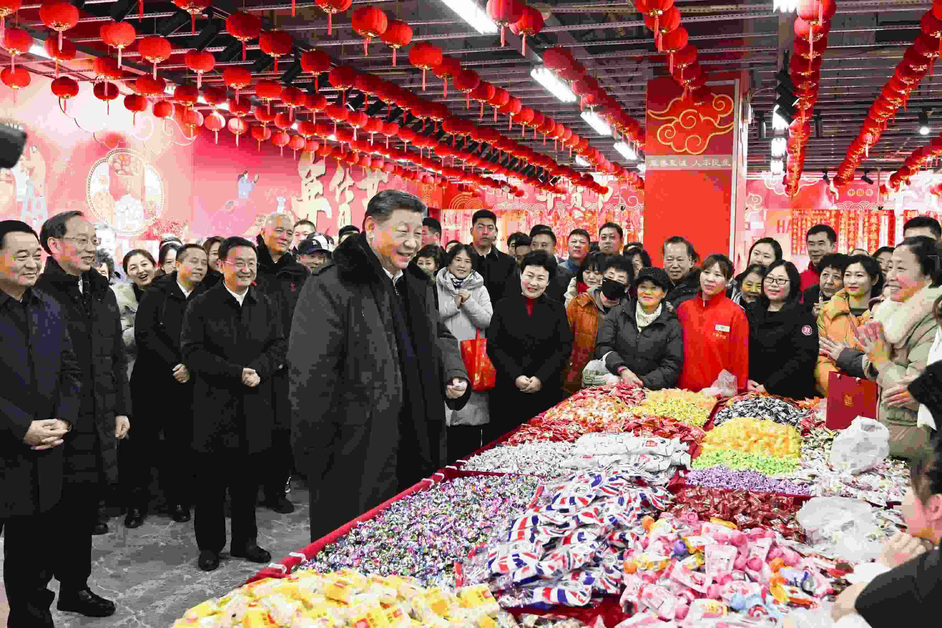 2025年1月23日，習(xí)近平總書記在遼寧沈陽大東副食品商場考察時(shí)，同店主和顧客親切交流，向大家致以新春祝福。