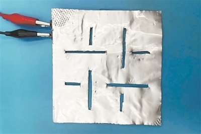 帶有矩形孔的袋式電池。圖片來源：英國《新科學家》雜志網(wǎng)站