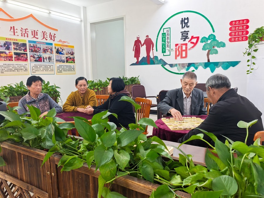 圖為湖北省咸寧市嘉魚縣潘家灣鎮(zhèn)四邑村養(yǎng)老服務(wù)驛站一角（2024年11月5日攝）。新華社記者 肖藝九 攝