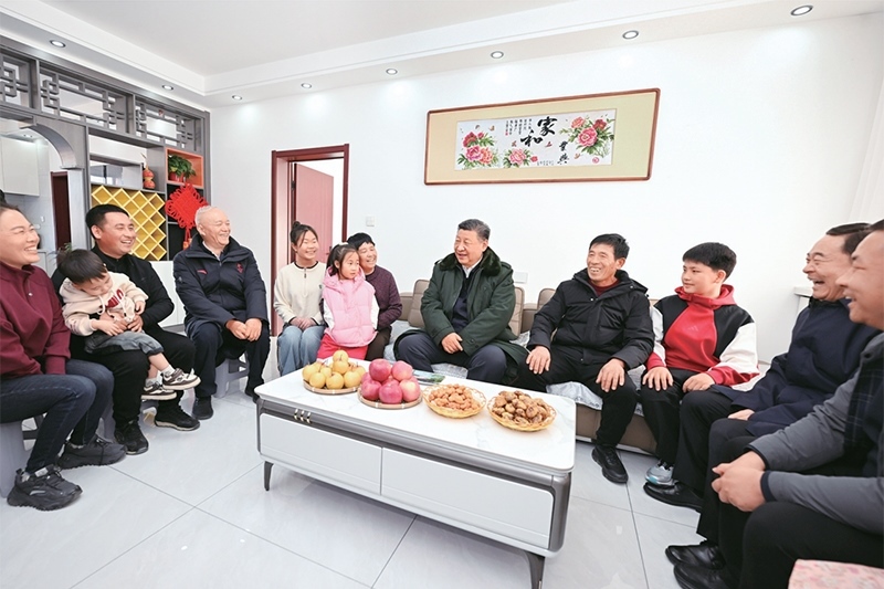 2025年1月22日至24日，中共中央總書記、國家主席、中央軍委主席習近平冒著嚴寒來到遼寧，看望慰問基層干部群眾。這是22日下午，習近平在葫蘆島市綏中縣明水滿族鄉(xiāng)祝家溝村考察時，同村民王寶維一家圍坐一起拉家常。 新華社記者 謝環(huán)馳/攝