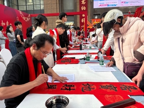 活動(dòng)現(xiàn)場(chǎng)贈(zèng)送春聯(lián)和福字。人民網(wǎng) 陳葉欣攝