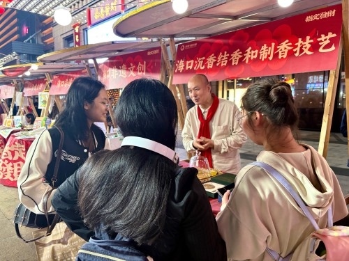 魏希望在非遺集市上介紹沉香。人民網(wǎng) 陳葉欣攝