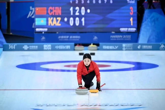 2月4日，中國隊(duì)選手韓雨在比賽中擲壺。新華社記者 江漢 攝