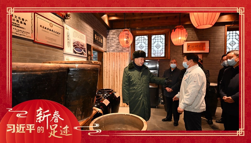 2022年1月27日，習近平總書記沿街巷察看山西平遙古城風貌，走進東湖老醋坊，了解當?shù)亻_展特色經(jīng)營情況。