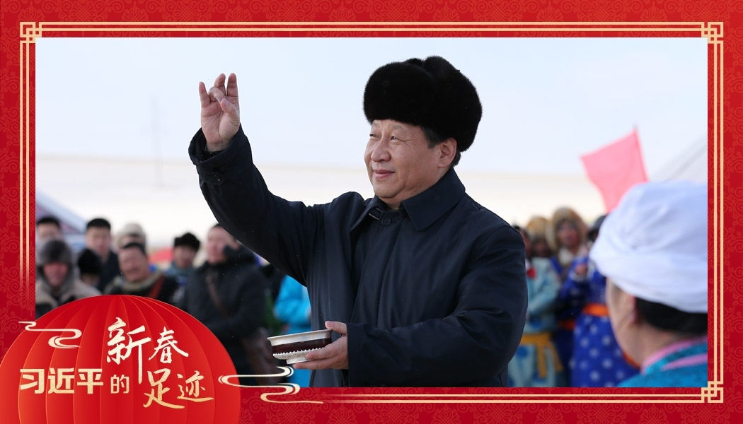 2014年1月27日，習近平總書記在內(nèi)蒙古錫林浩特市寶力根蘇木（鄉(xiāng)）參加冬季那達慕“五畜祈?！眱x式。