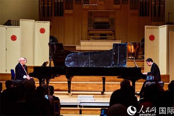 英國(guó)皇家音樂學(xué)院教授朱利安-雅格布森和旅英鋼琴家李勁峰演奏《黃河鋼琴協(xié)奏曲》。楊浩鵬攝