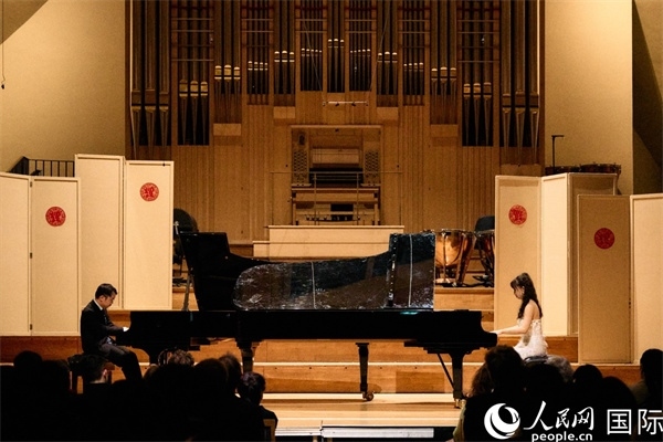 旅英鋼琴家李勁峰和郭鑫弈雙鋼琴“斗琴”。楊浩鵬攝