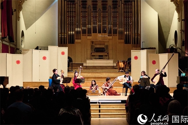英國(guó)中樂團(tuán)和倫敦魯特琴樂團(tuán)演奏《絲綢之韻》。楊浩鵬攝