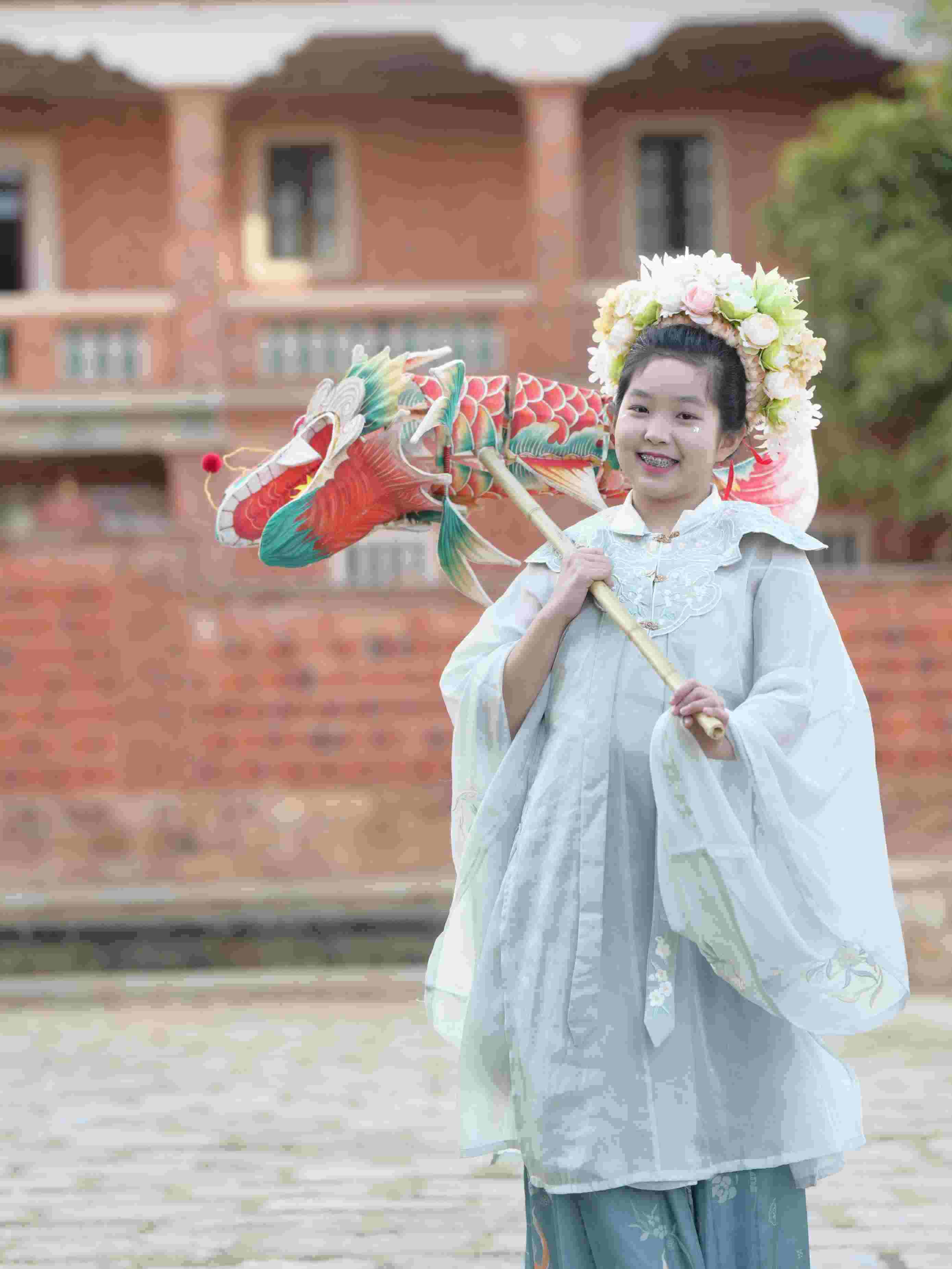 在泉州，沈女士為女兒拍下頭戴簪花的照片。受訪者供圖